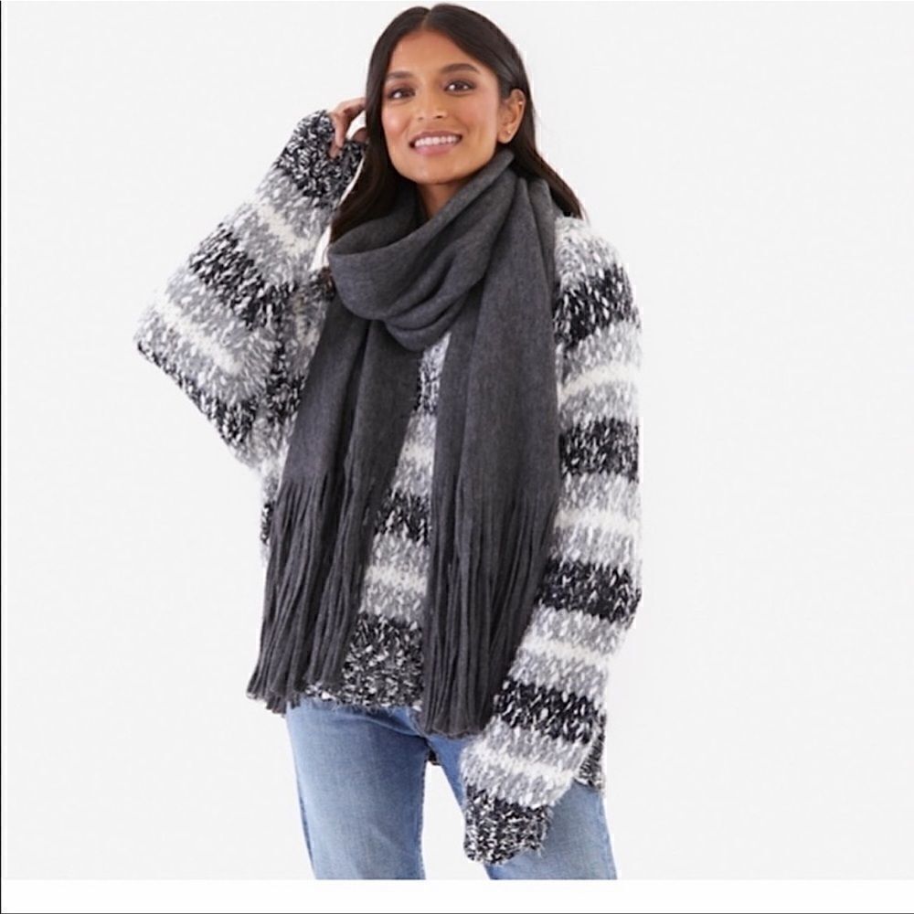 𝅺lucky Brand Brushed Gray Fringe Scarf